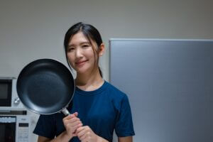 フライパンを持つ女性