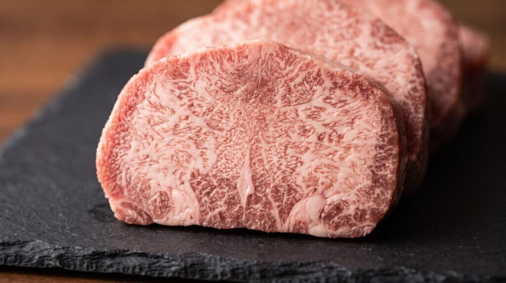 牛タンの希少部位であるタン元（上タン）の美しい霜降りとサシの断面