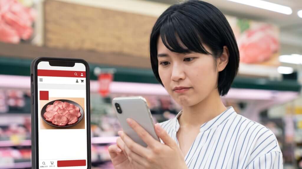スーパーと通販で牛タンの価格を比較して悩む日本人女性
