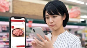 スーパーと通販で牛タンの価格を比較して悩む日本人女性